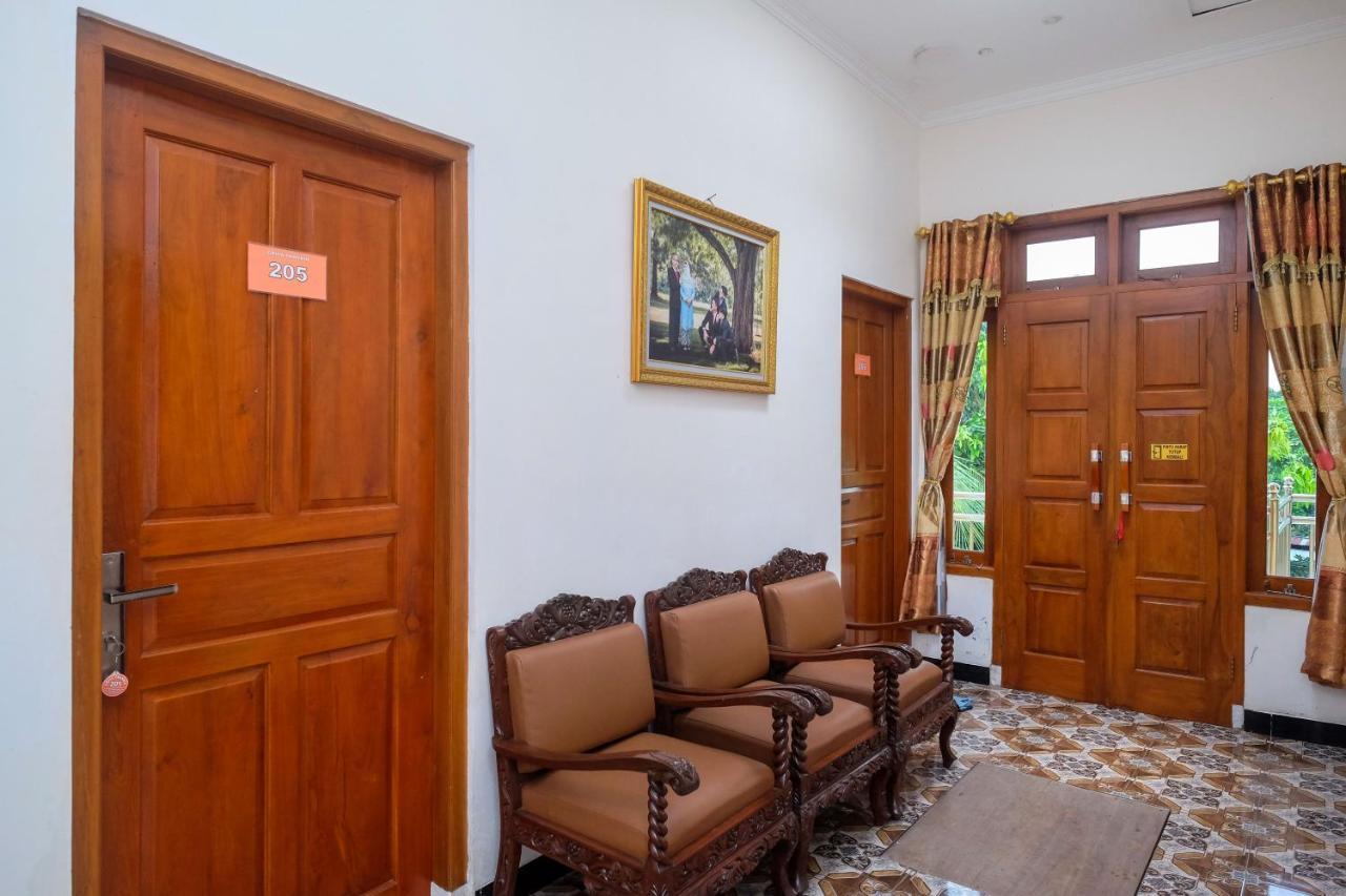 Reddoorz Syariah @ Griya Thamrin Manahan Solo Eksteriør billede