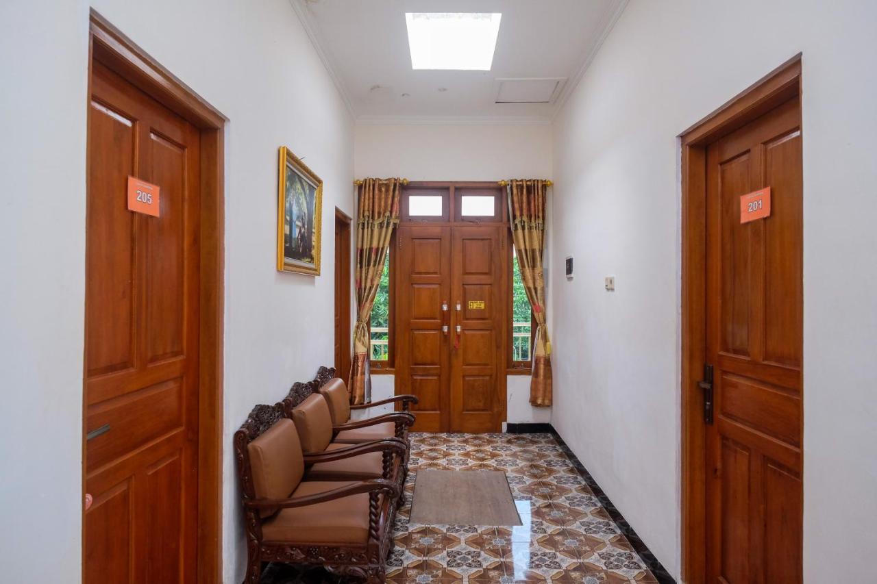 Reddoorz Syariah @ Griya Thamrin Manahan Solo Eksteriør billede